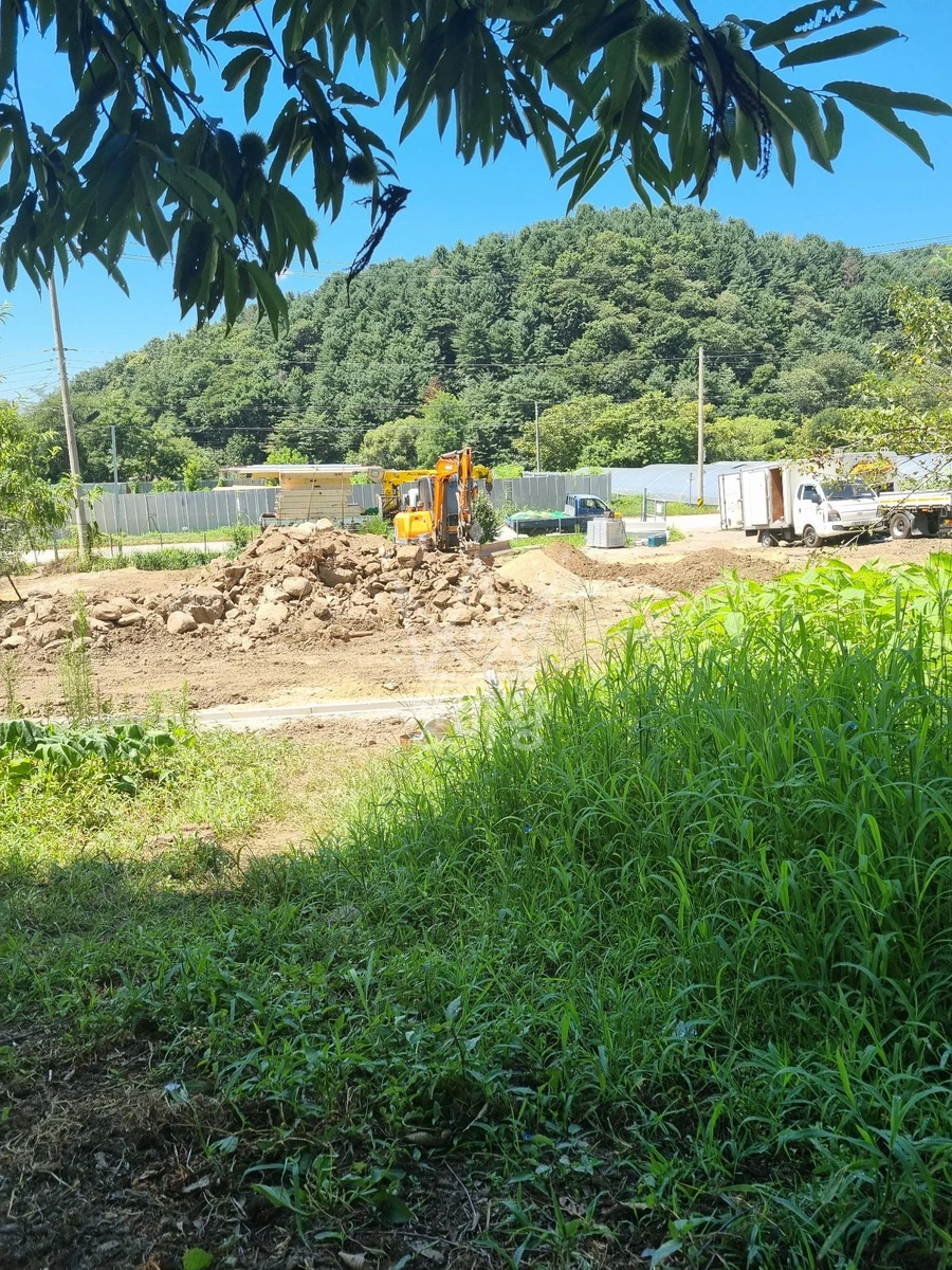 경기 가평군 북면 포크레인(굴착기) 신축주택현장 평탄화, 배관 매설지역 터파기 작업사진 1