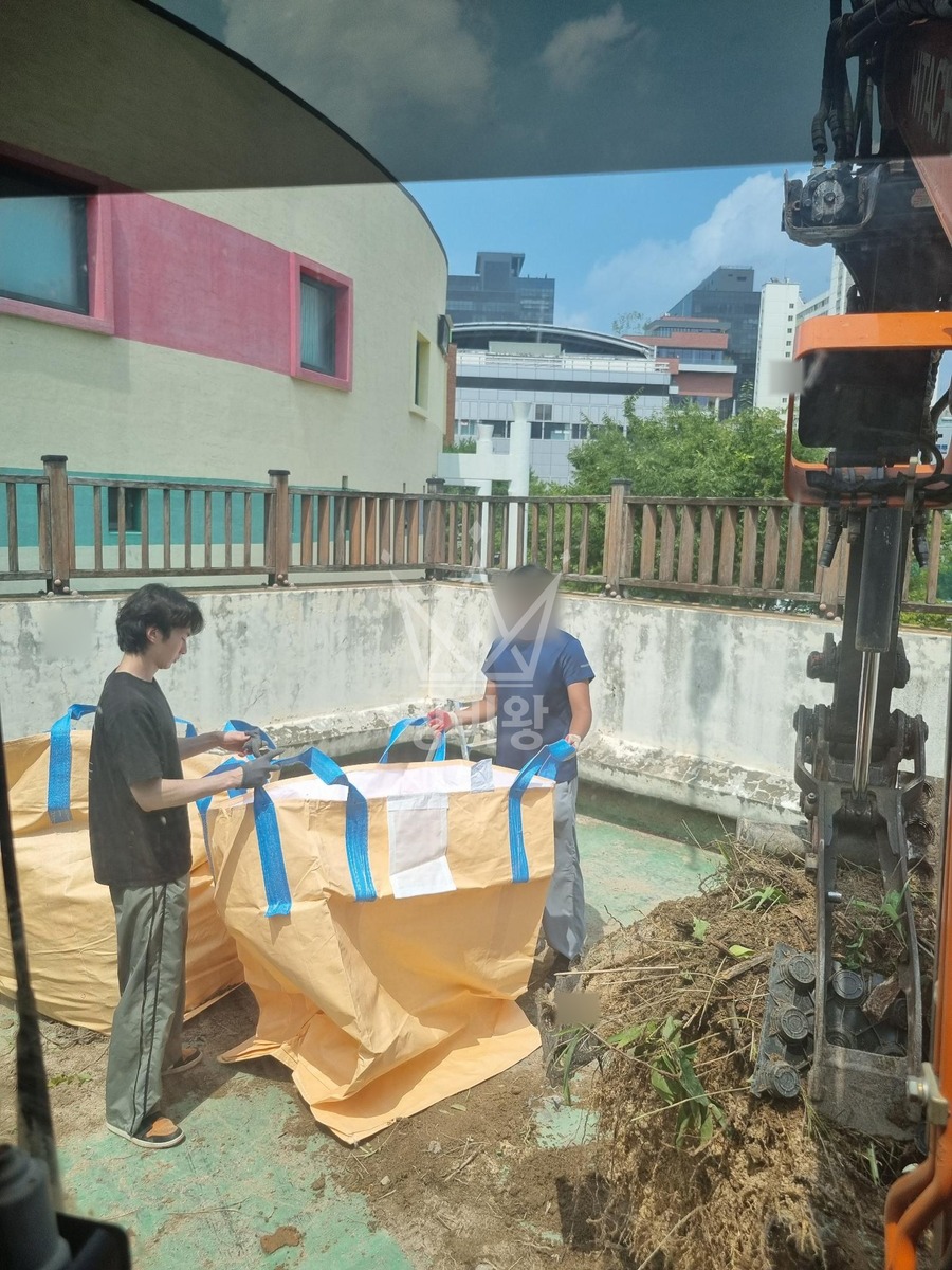 서울 성동구 성수동2가 포크레인(굴착기) 옥상화단정리 작업사진 1