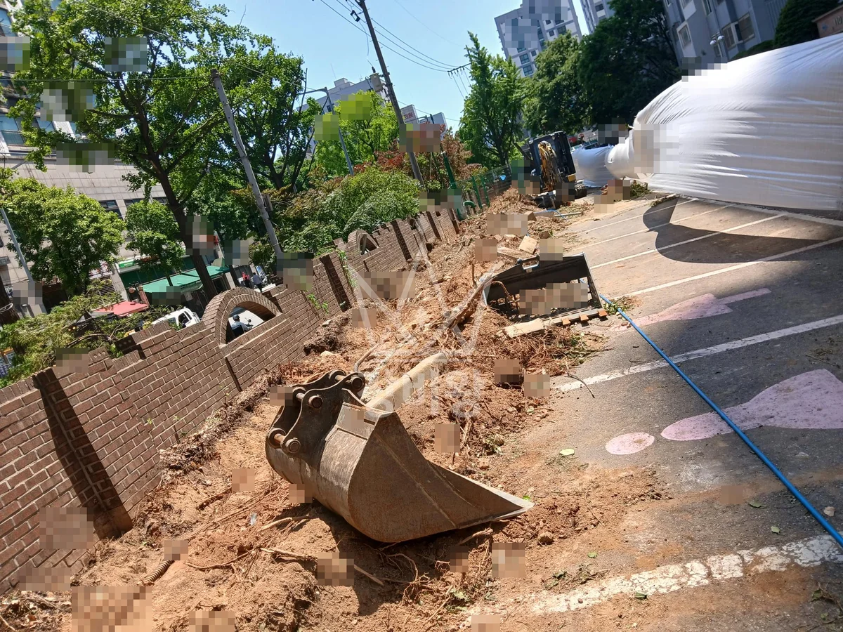 서울 금천구 가산동 포크레인(굴착기) 담철거/화단조성 작업사진 3