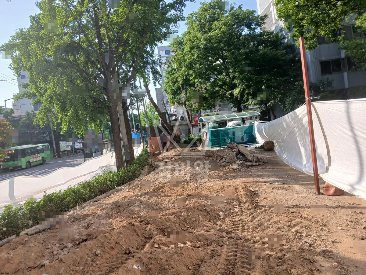 서울 금천구 가산동 포크레인(굴착기) 담철거/화단조섬 작업사진 2