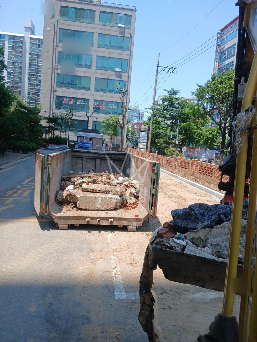 서울 금천구 가산동 포크레인(굴착기) 경계석 작업사진 1