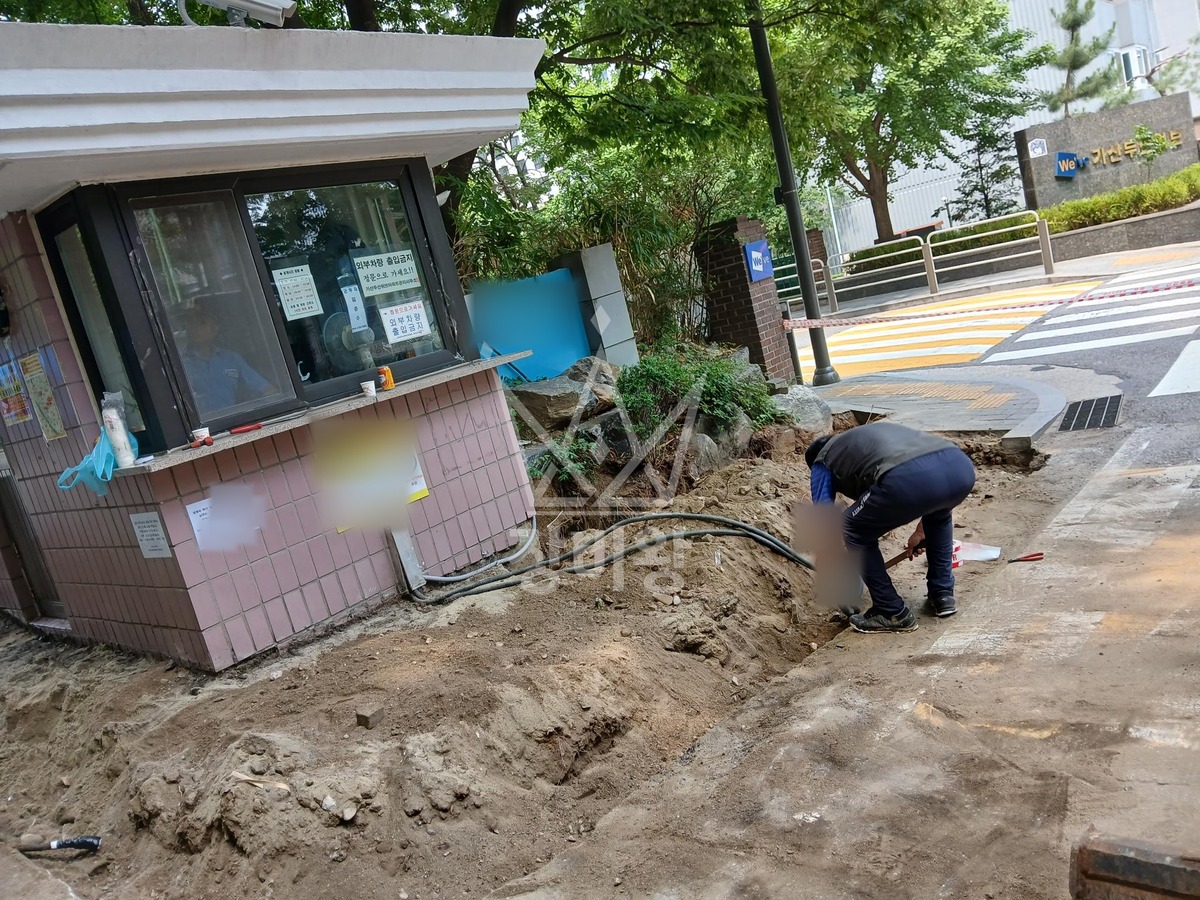 서울 금천구 가산동 포크레인(굴착기) 경계석 작업사진 3