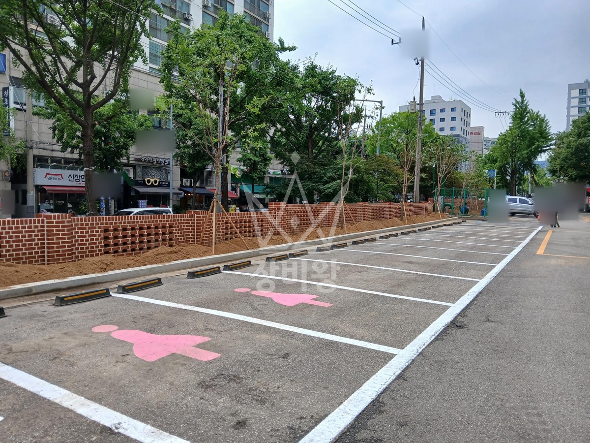 서울 금천구 가산동 포크레인(굴착기) 경계석/폐기물상차 작업사진 1