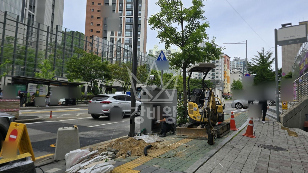 서울 서대문구 홍은동 포크레인(굴착기) cctv 기초석 작업(버스정류장) 작업사진 1