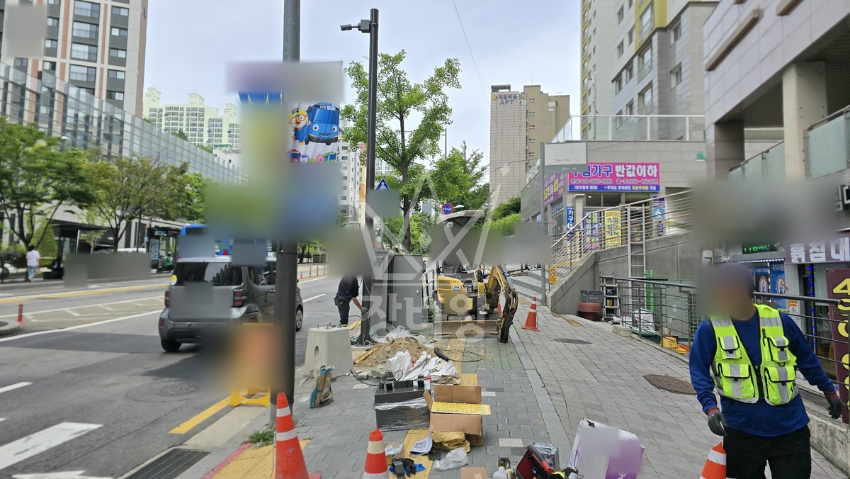 서울 서대문구 홍은동 포크레인(굴착기) cctv 기초석 작업(버스정류장) 작업사진 3