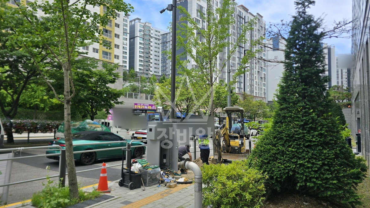 서울 서대문구 홍은동 포크레인(굴착기) cctv 기초석 작업(버스정류장) 작업완료사진 1