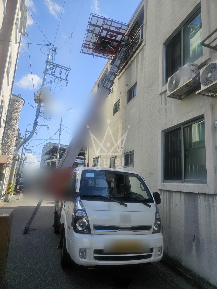 충북 청주시 청원구 우암동 1톤 사다리차 소파1개 양중 작업완료사진 1