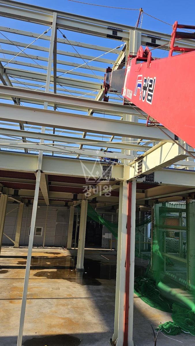 경북 경주시 외동읍 5톤 크레인 철판 양중(1층에서 2층 양중 ) 작업사진 2