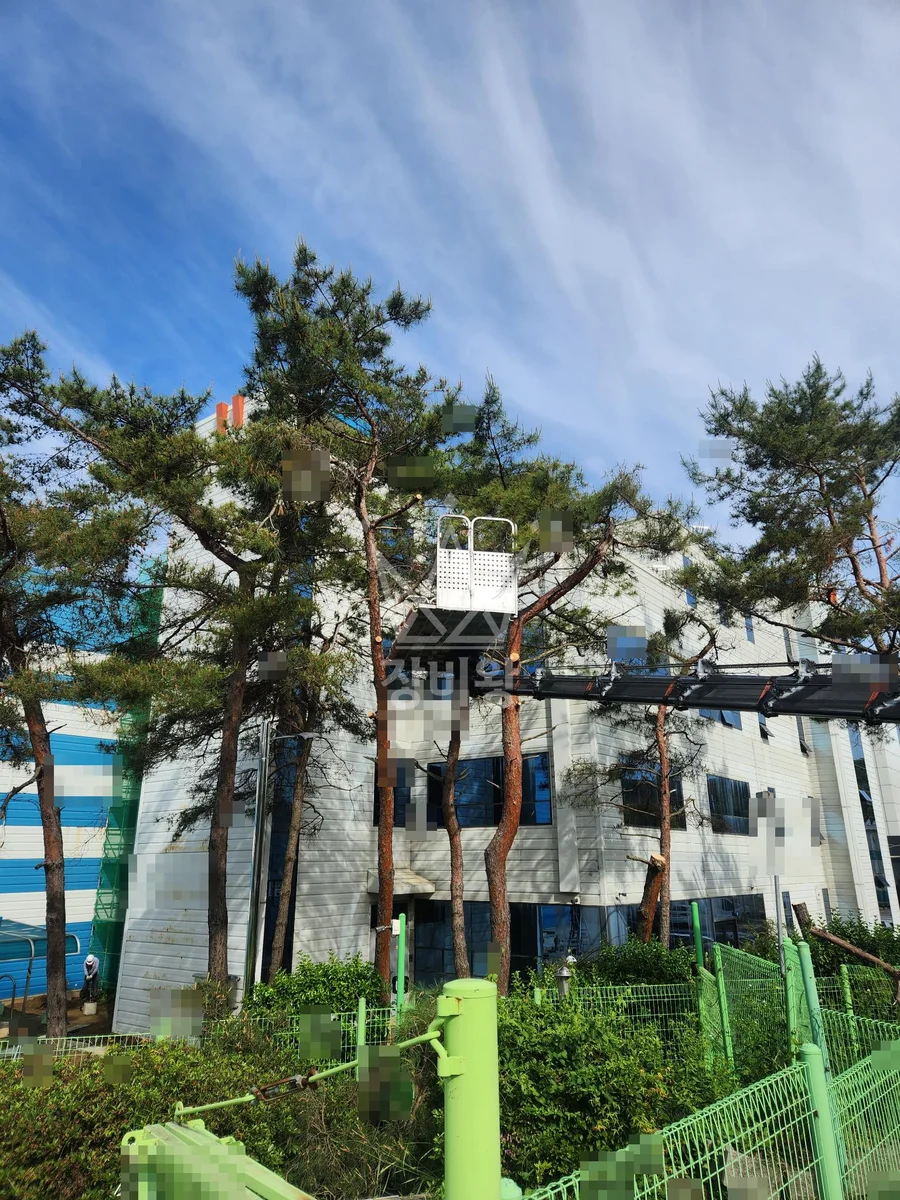 경기 안성시 원곡면 3.5톤 스카이차 조경작업 작업사진 1