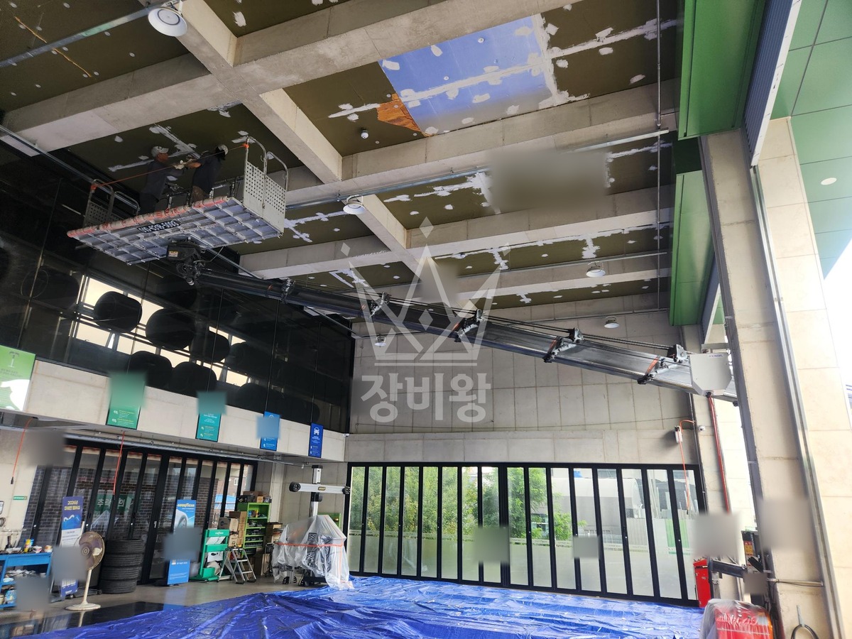 충남 천안시 동남구 원성동 3.5톤 스카이차 타이어매장 내부천장도장 작업사진 2