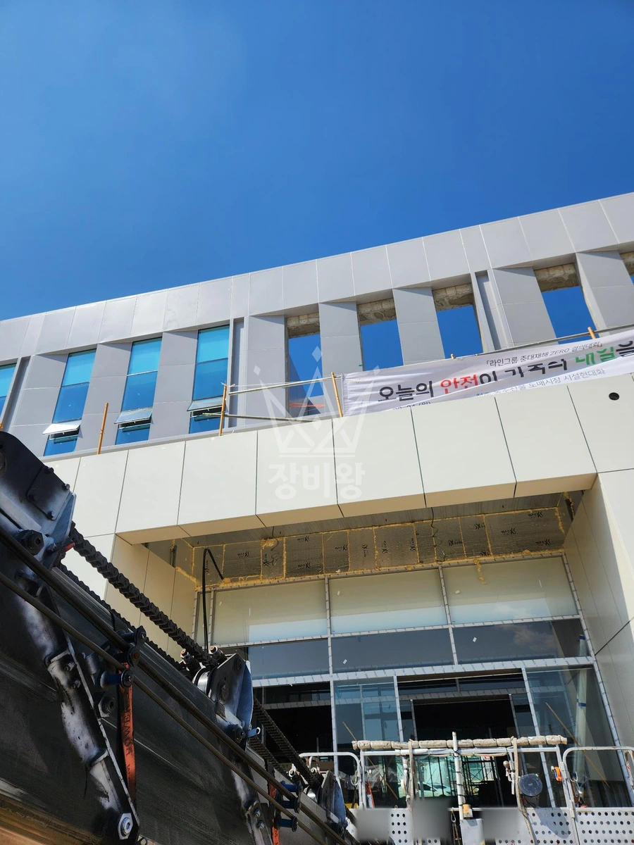 충북 청주시 흥덕구 옥산면 3.5톤 스카이차 유리작업 작업사진 1