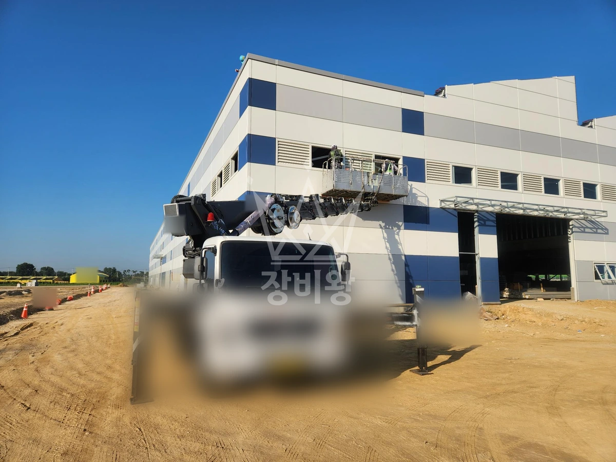 충북 청주시 흥덕구 옥산면 3.5톤 스카이차 유리작업 작업사진 2