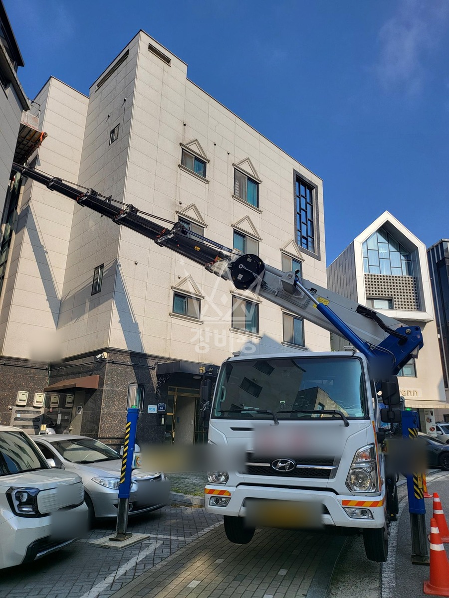 경기 김포시 운양동 3.5톤 스카이차 실리콘 작업사진 1