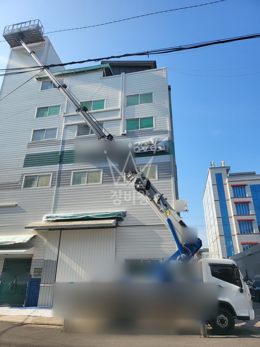 경기 부천시 오정구 3.5톤 스카이차 실리콘 코킹 작업사진 1