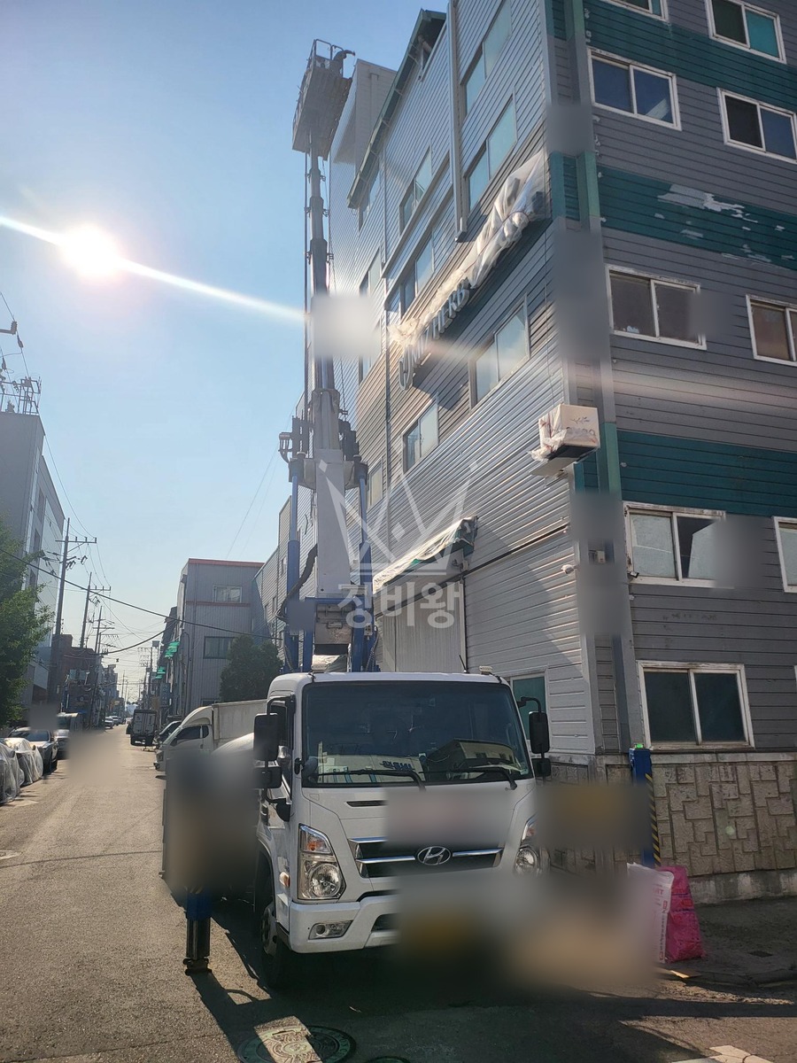 경기 부천시 오정구 3.5톤 스카이차 실리콘 코킹 작업사진 2