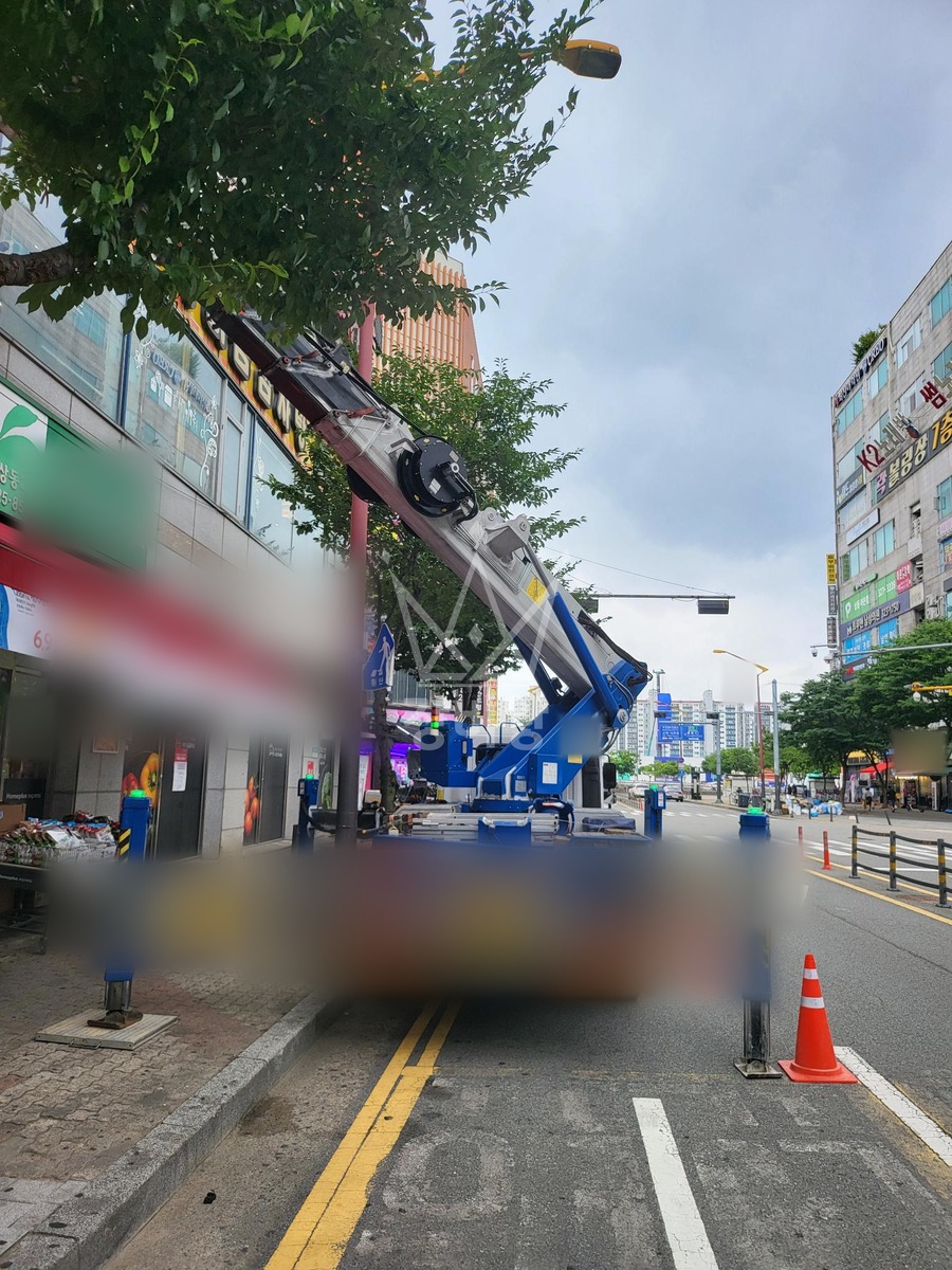 경기 부천시 원미구 상동 3.5톤 스카이차 간판 작업사진 1