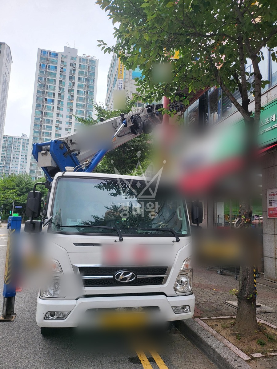경기 부천시 원미구 상동 3.5톤 스카이차 간판 작업사진 2