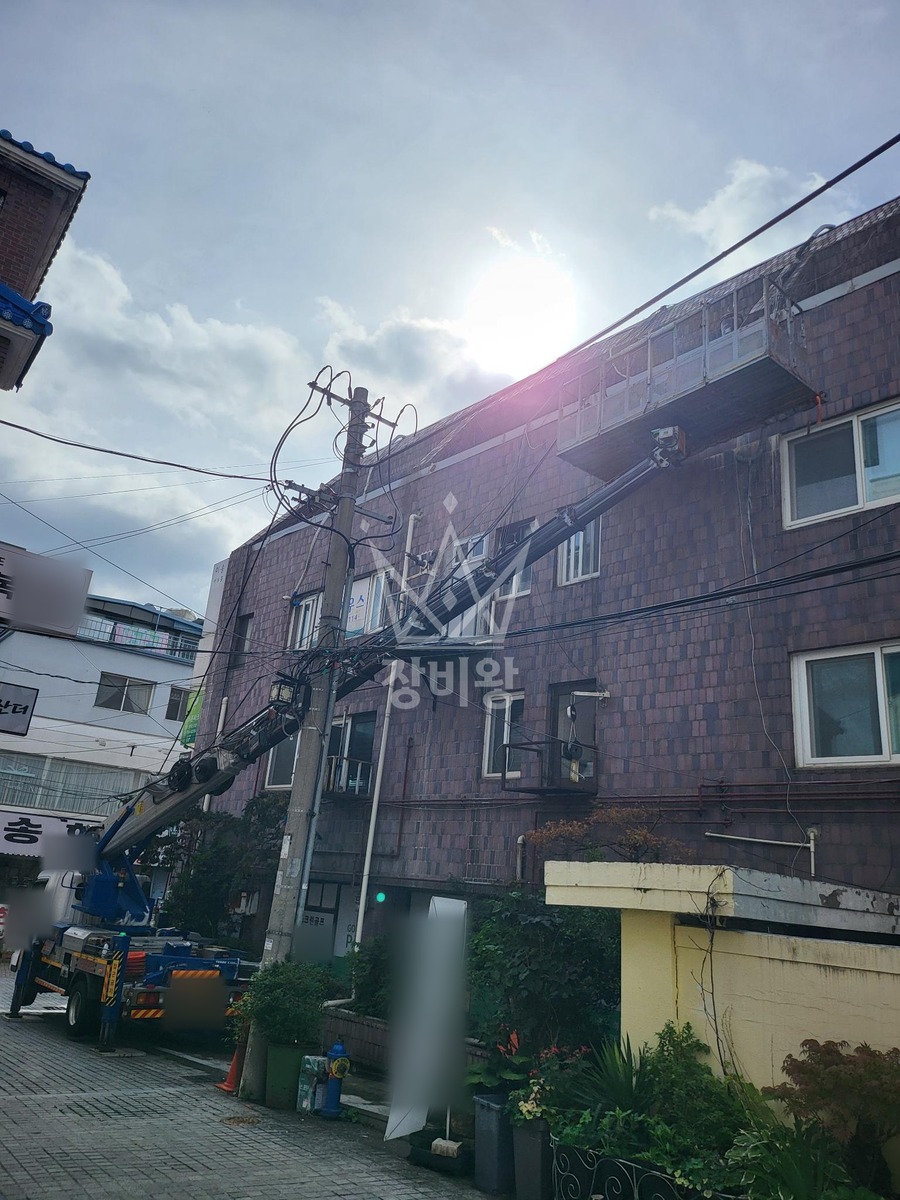 서울 종로구 명륜3가 3.5톤 스카이차 우수관 설치 작업사진 2