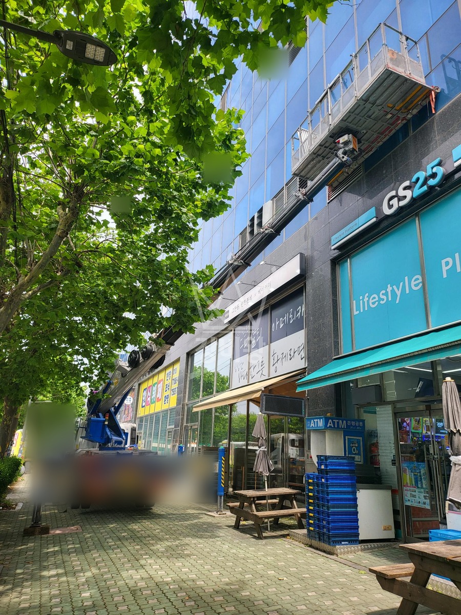 인천 남동구 고잔동 3.5톤 스카이차 유리교체 작업사진 2