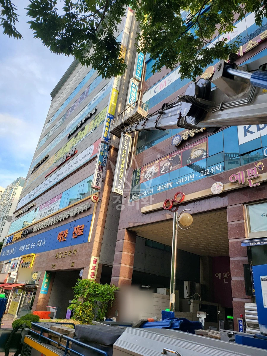 경기 화성시 동탄구 반송동 3.5톤 스카이차 돌출간판 천갈이 작업사진 1
