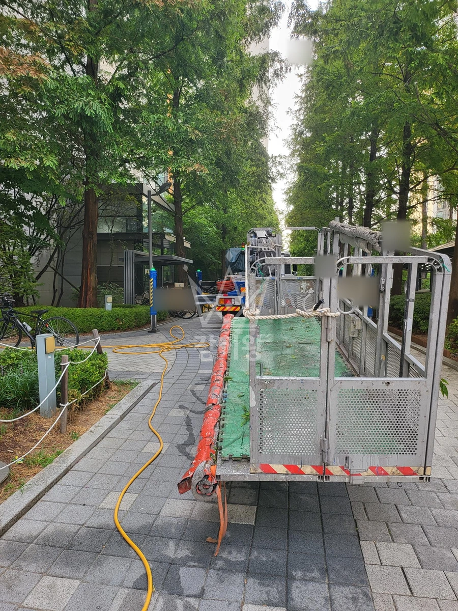 경기 시흥시 배곧동 3.5톤 스카이차 수목방제.전지작업 작업완료사진 1