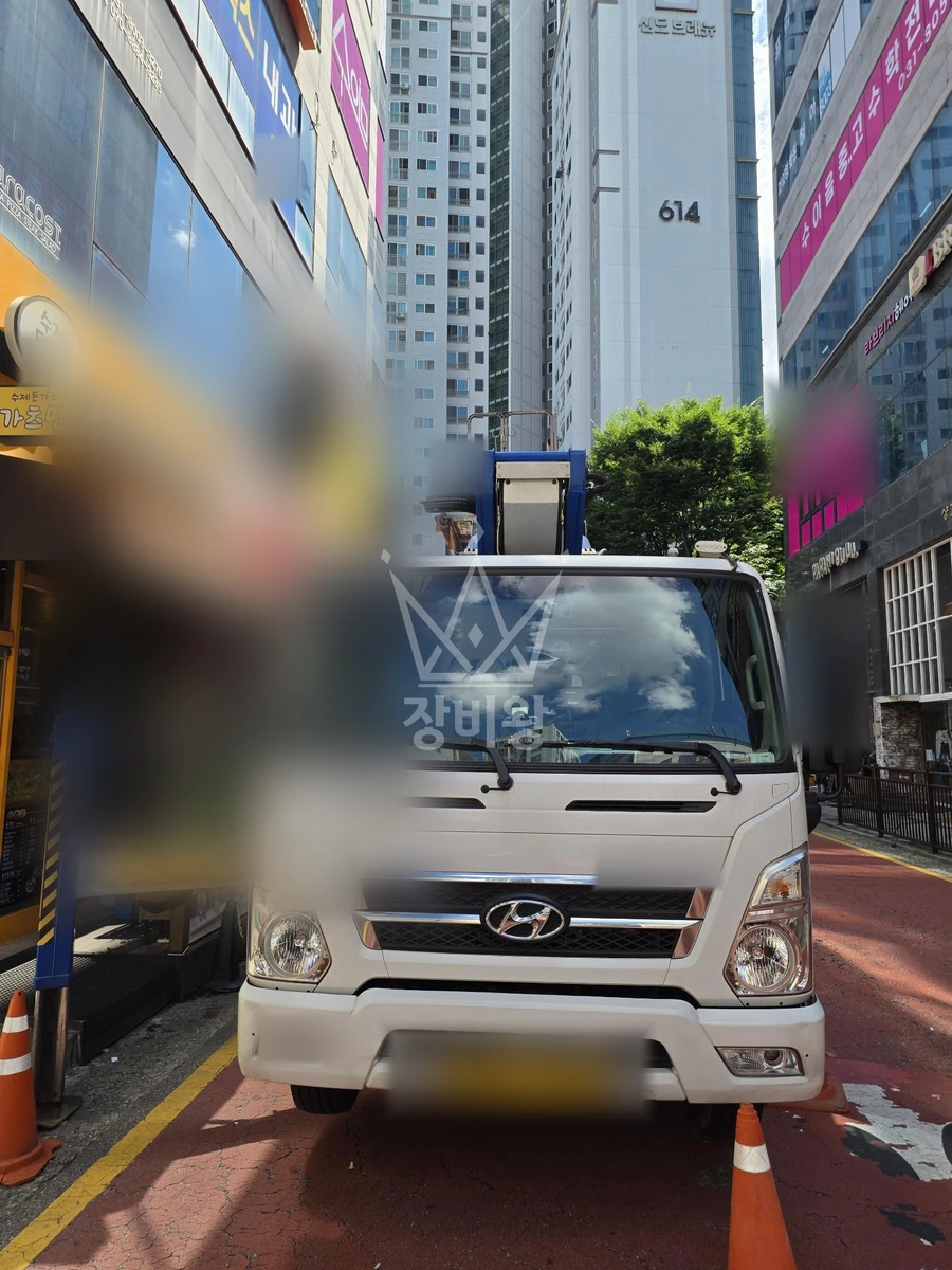 경기 화성시 동탄구 반송동 3.5톤 스카이차 4층 시트지 작업 작업사진 1