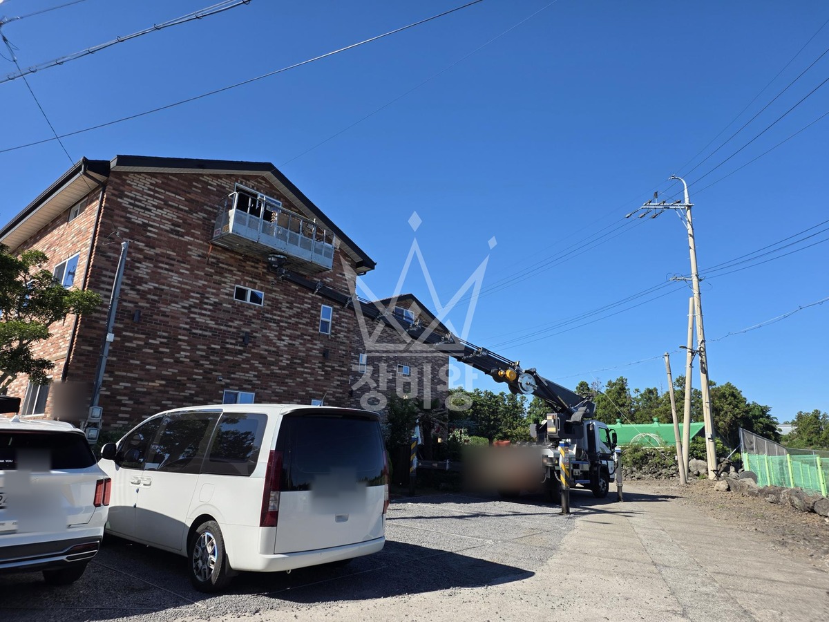 제주 제주시 조천읍 3.5톤 스카이차 전봇대 조명설치 작업사진 1
