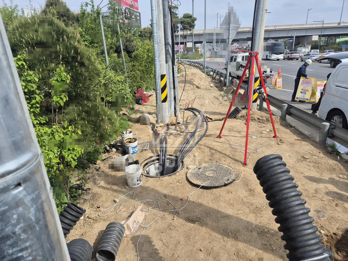 충북 청주시 상당구 굴착기(포크레인) 전기 관로 작업 작업사진 2