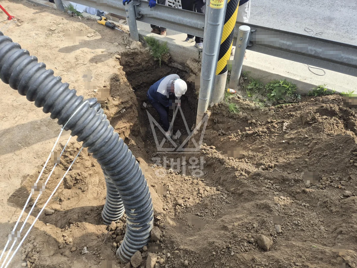 충북 청주시 상당구 굴착기(포크레인) 전기 관로 작업 작업사진 3