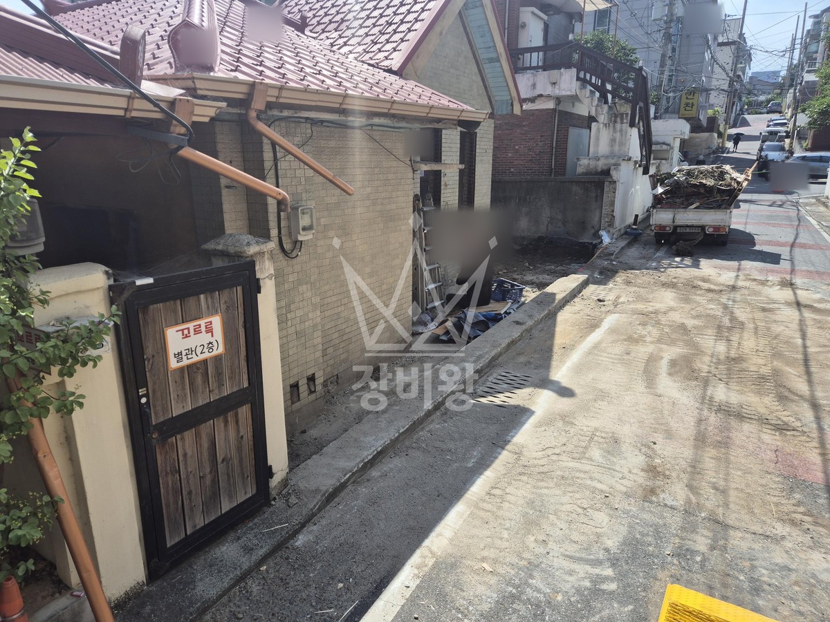대전 중구 선화동 포크레인(굴착기) 담벼락 철거 작업사진 2