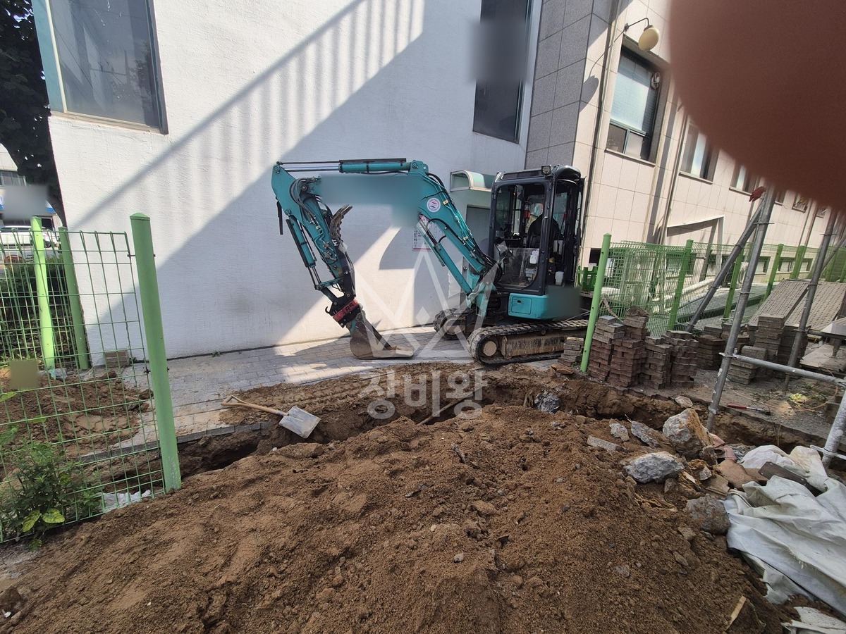 충북 청주시 상당구 용암동 포크레인(굴착기) 전기관로공사 작업사진 2