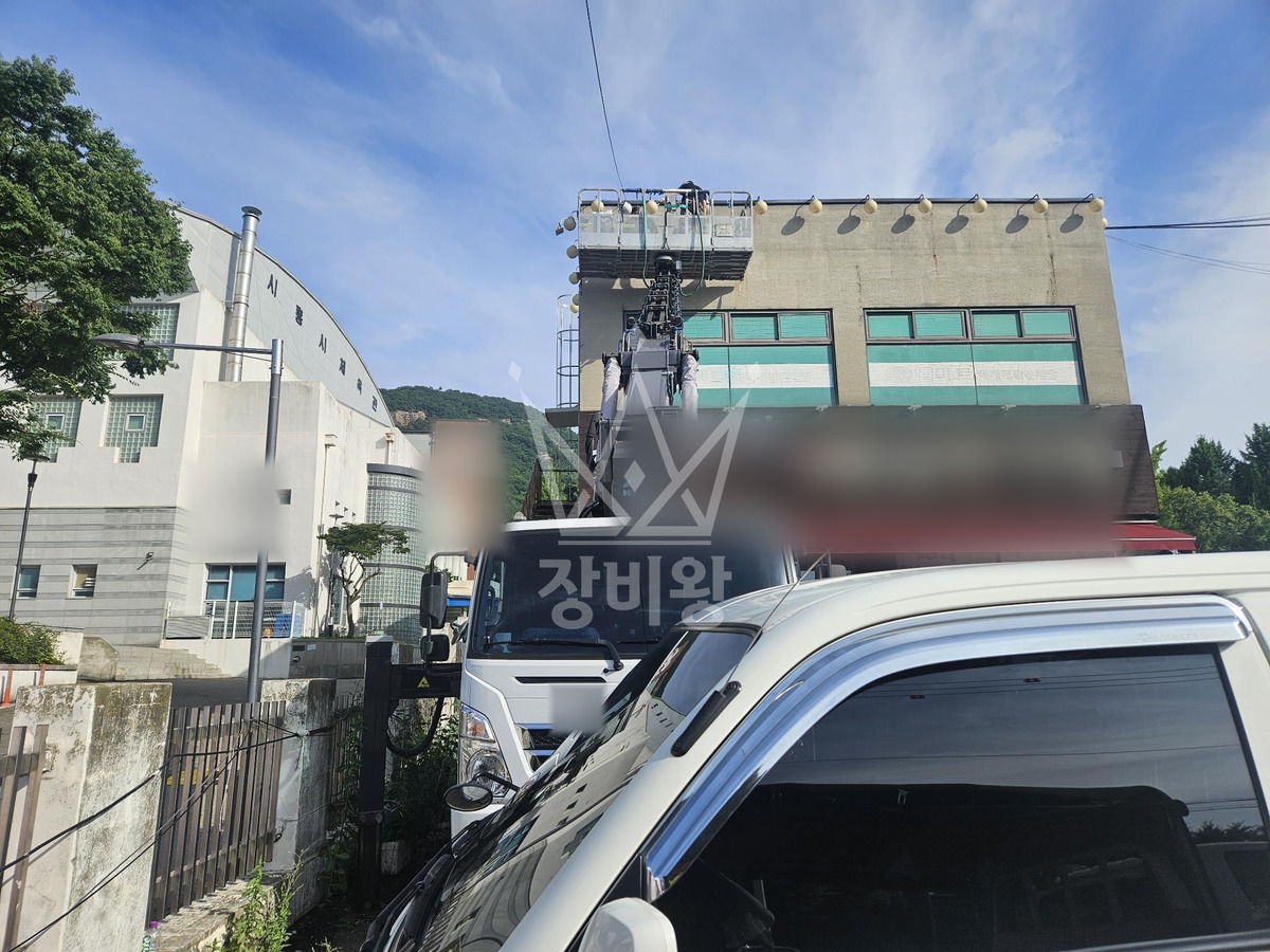 경기 시흥시 대야동 3.5톤 스카이차 창문실리콘 작업사진 1
