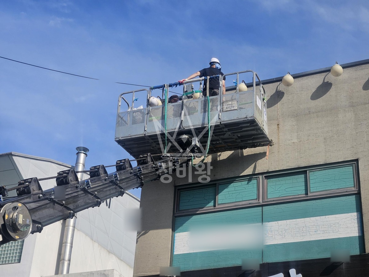 경기 시흥시 대야동 3.5톤 스카이차 창문실리콘 작업사진 2