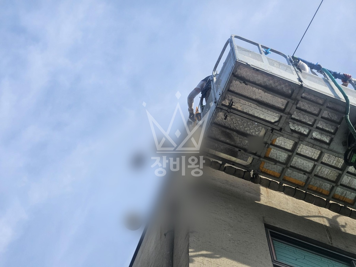경기 시흥시 대야동 3.5톤 스카이차 창문실리콘 작업사진 3