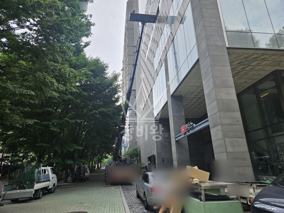 인천 남동구 구월동 3.5톤 스카이차 유리양중 작업사진 2