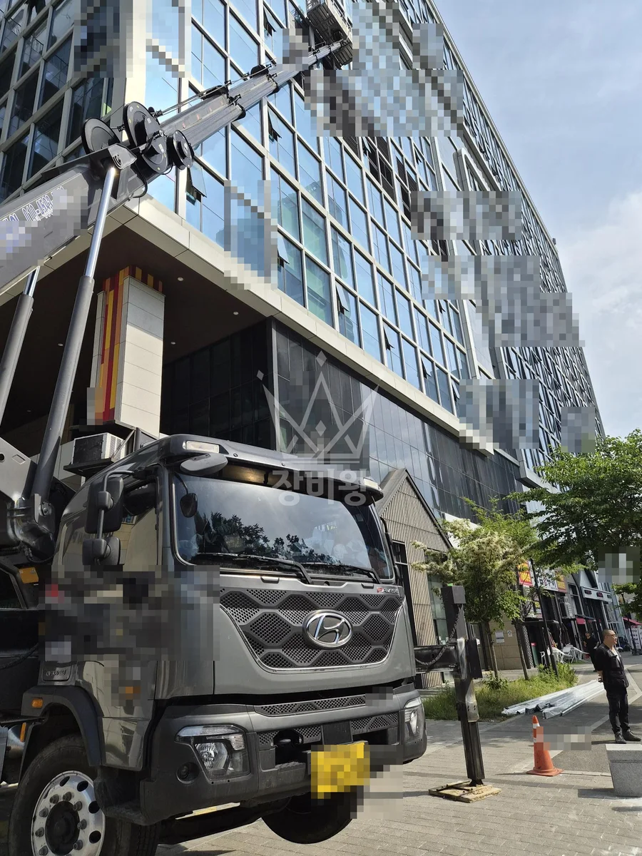 경기 남양주시 다산동 5톤 스카이차 유리철거후 에어컨그릴작업 작업사진 1