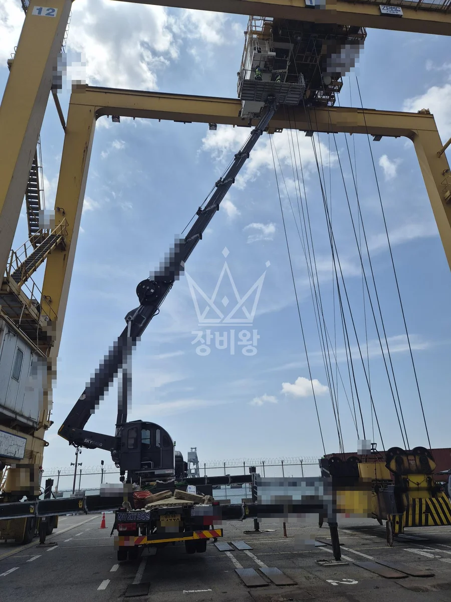 인천 중구 항동7가 5톤 스카이차 등기구 교체 작업사진 2