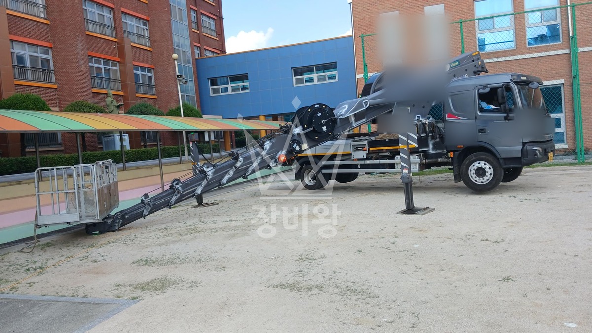 경기 구리시 교문동 5톤 스카이차 외부 인방 안전커버 작업 작업완료사진 1