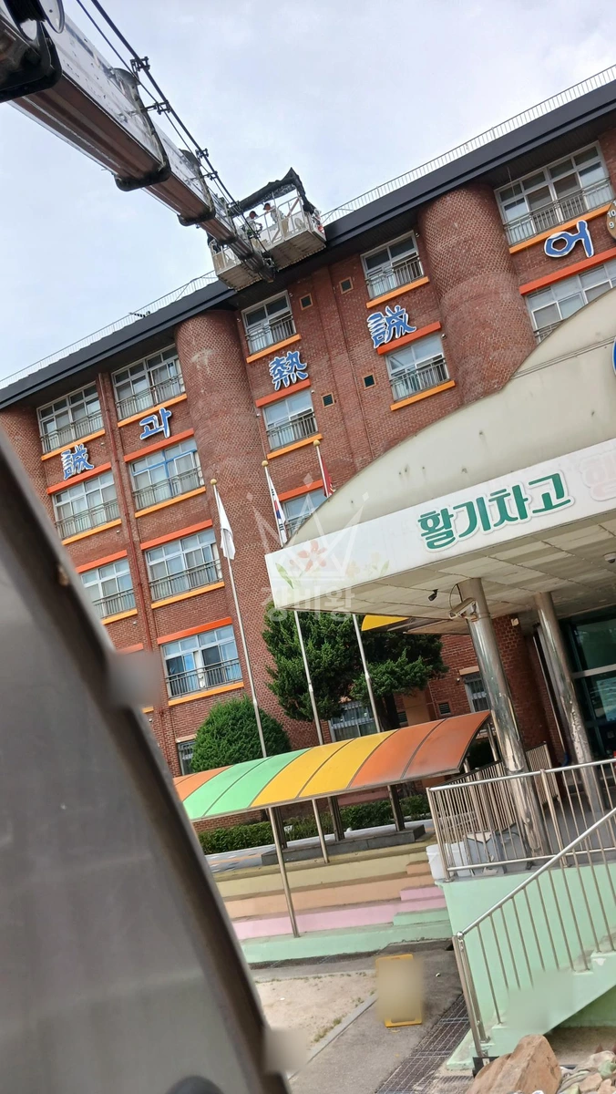 경기 구리시 교문동 5톤 스카이차 외부 인방 안전커버 작업 작업사진 2