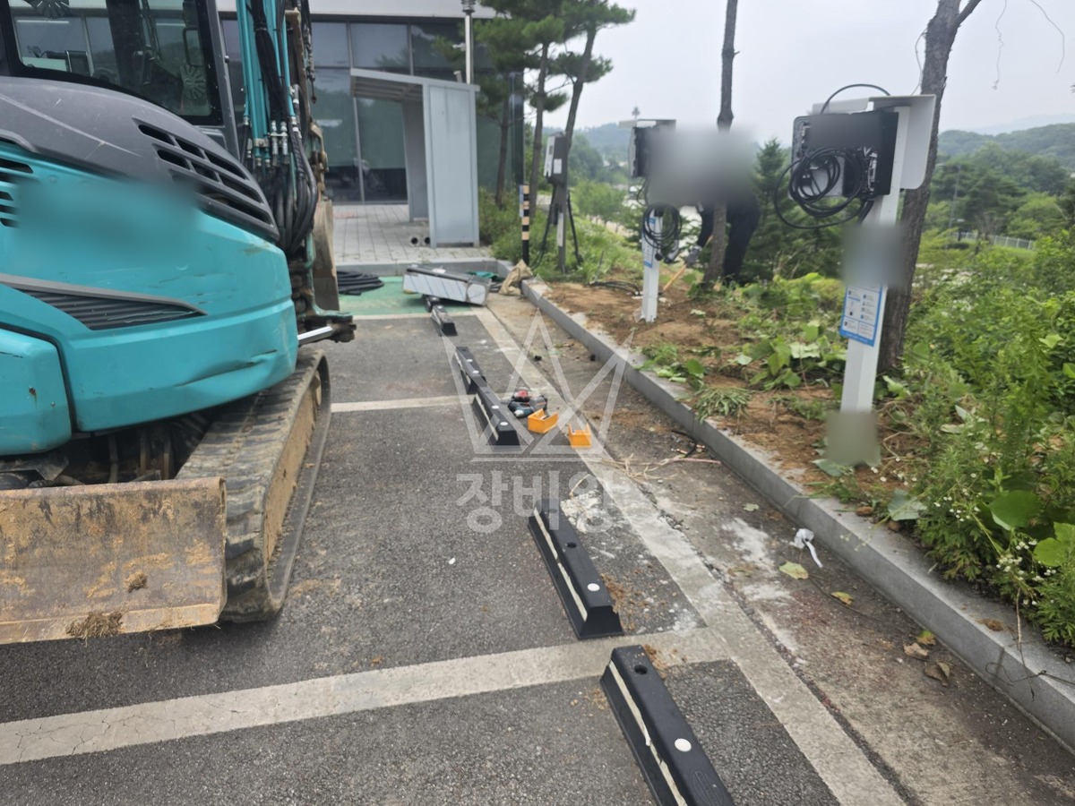 경기 이천시 호법면 포크레인(굴착기) 전기충전소작업 작업완료사진 1