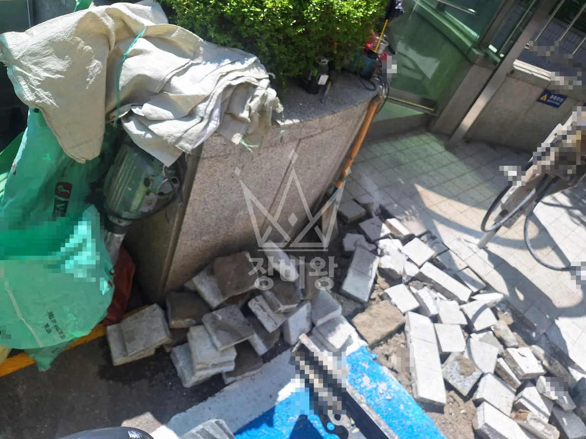 경기 수원시 팔달구 포크레인(굴착기) 보드블럭 시멘트 제거 작업사진 1