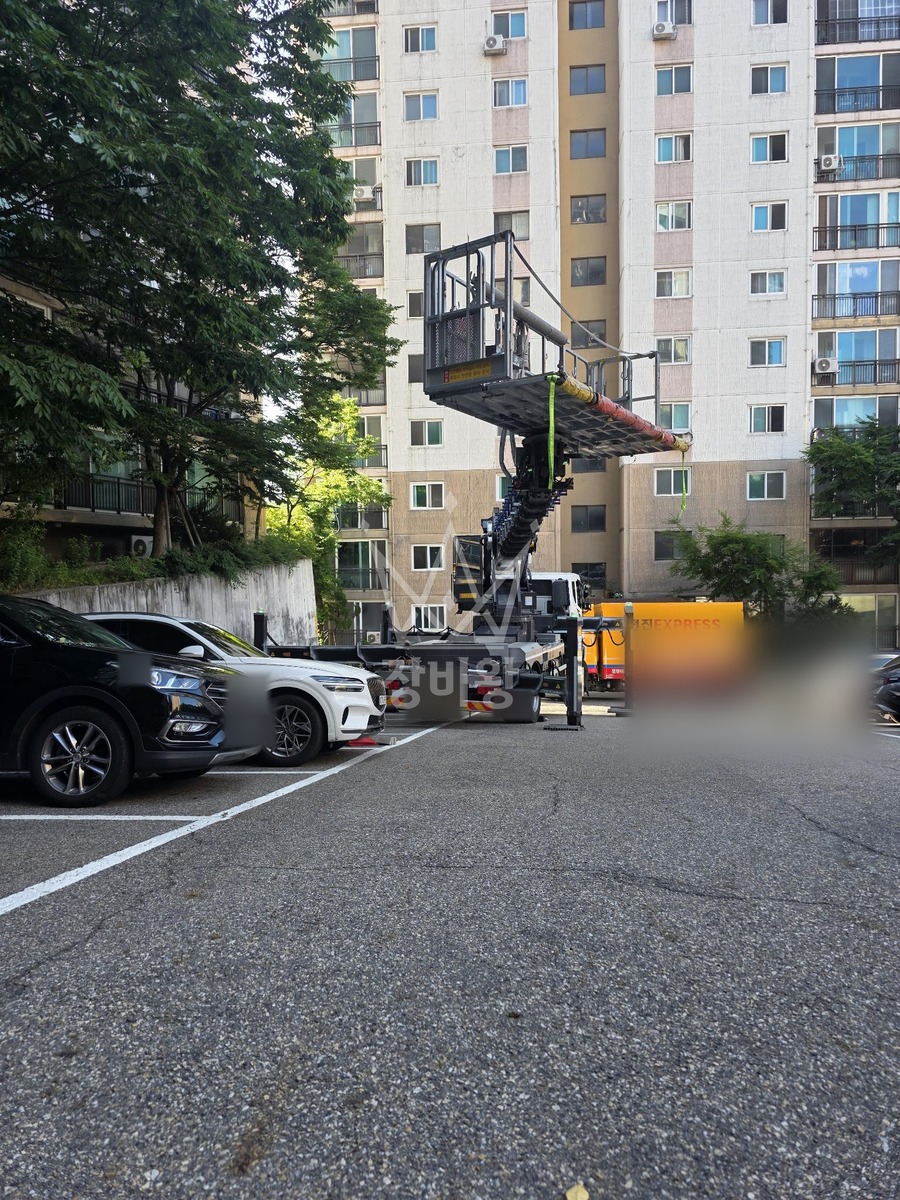서울 동대문구 청량리동 8톤 스카이차 실리콘코킹 작업사진 2