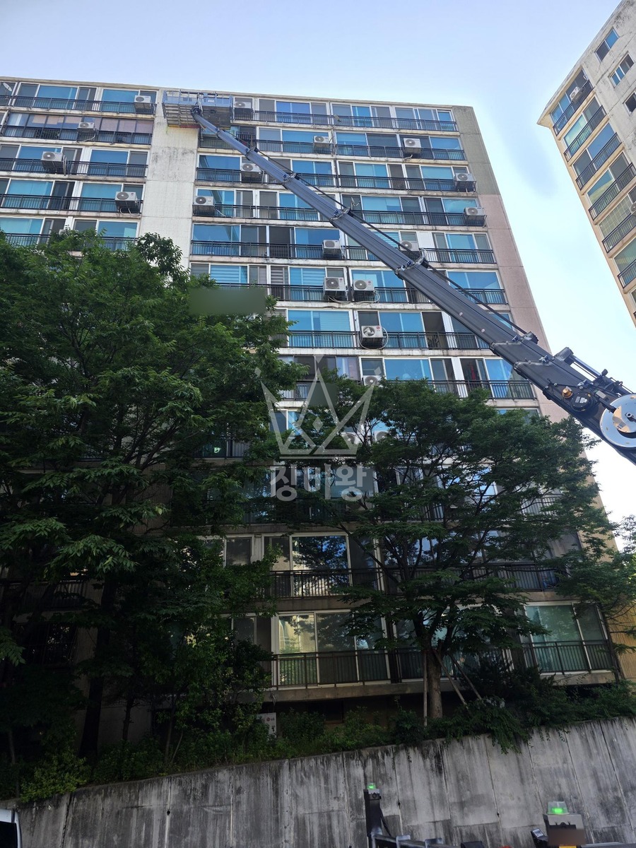 서울 동대문구 청량리동 8톤 스카이차 실리콘코킹 작업사진 3