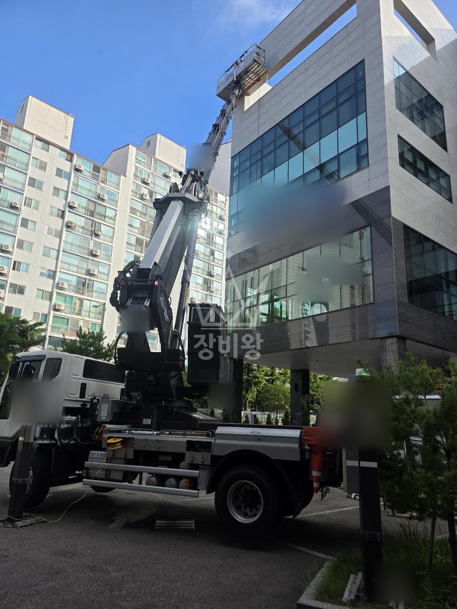 경기 시흥시 은행동 8톤 스카이차 상가 5층 높이// 외벽청소 작업사진 3