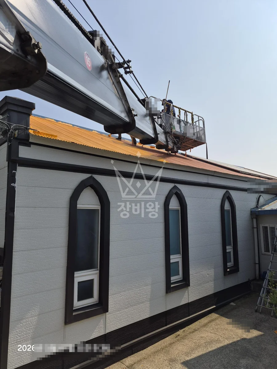 전북 고창군 부안면 3.5톤 스카이차 교회 외벽/지붕 페인트 작업사진 3
