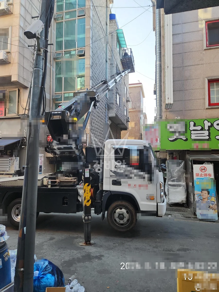 경기 시흥시 정왕동 3.5톤 스카이차 외벽 방수 작업사진 2