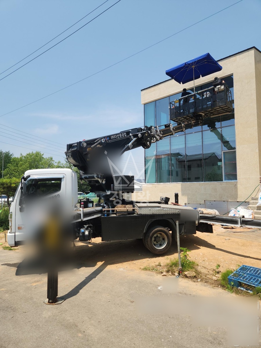 경기 파주시 서패동 3.5톤 스카이차 유리양중 작업사진 3