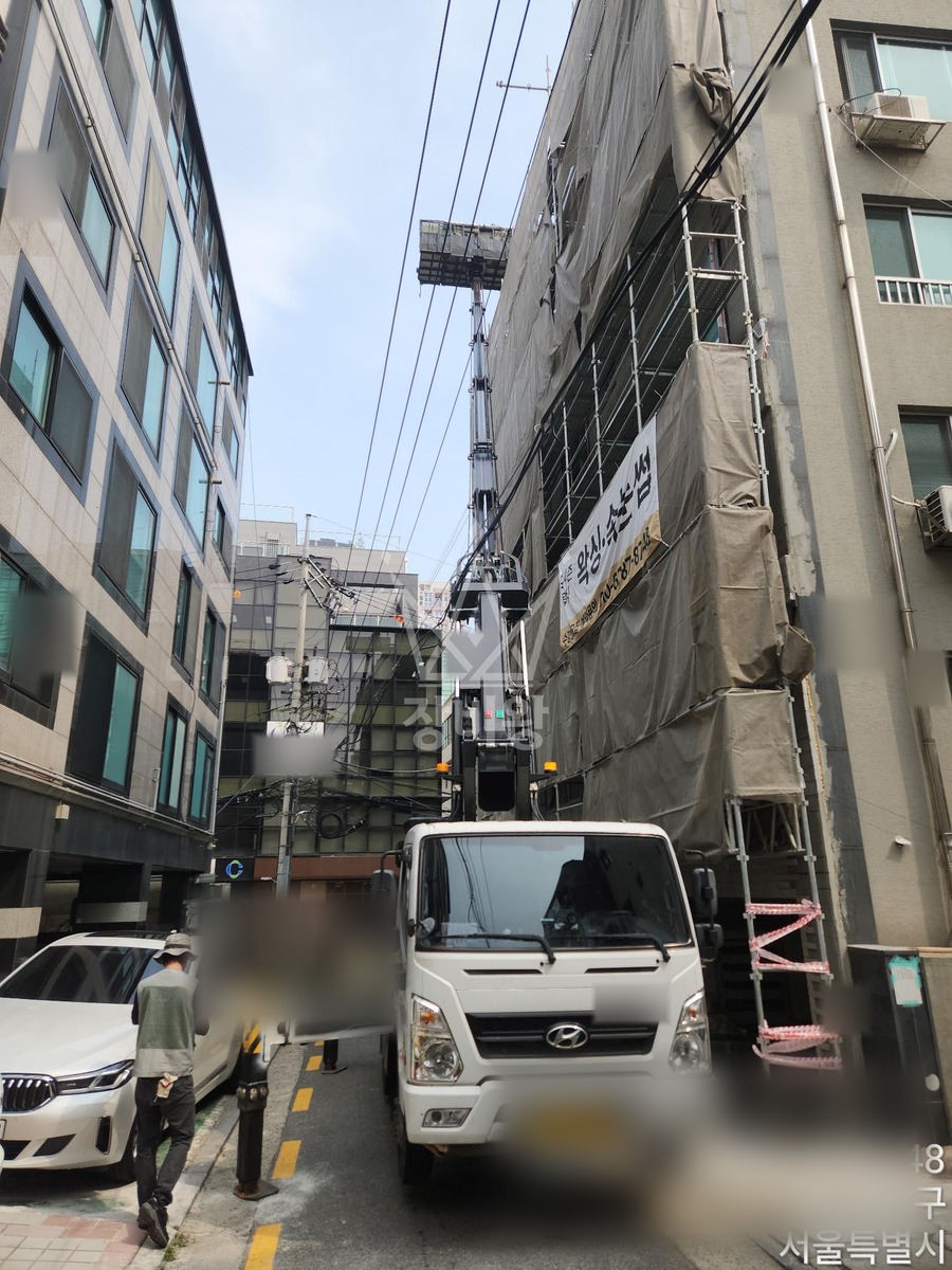 서울 강남구 역삼동 3.5톤 스카이차 자재 양중 작업사진 3