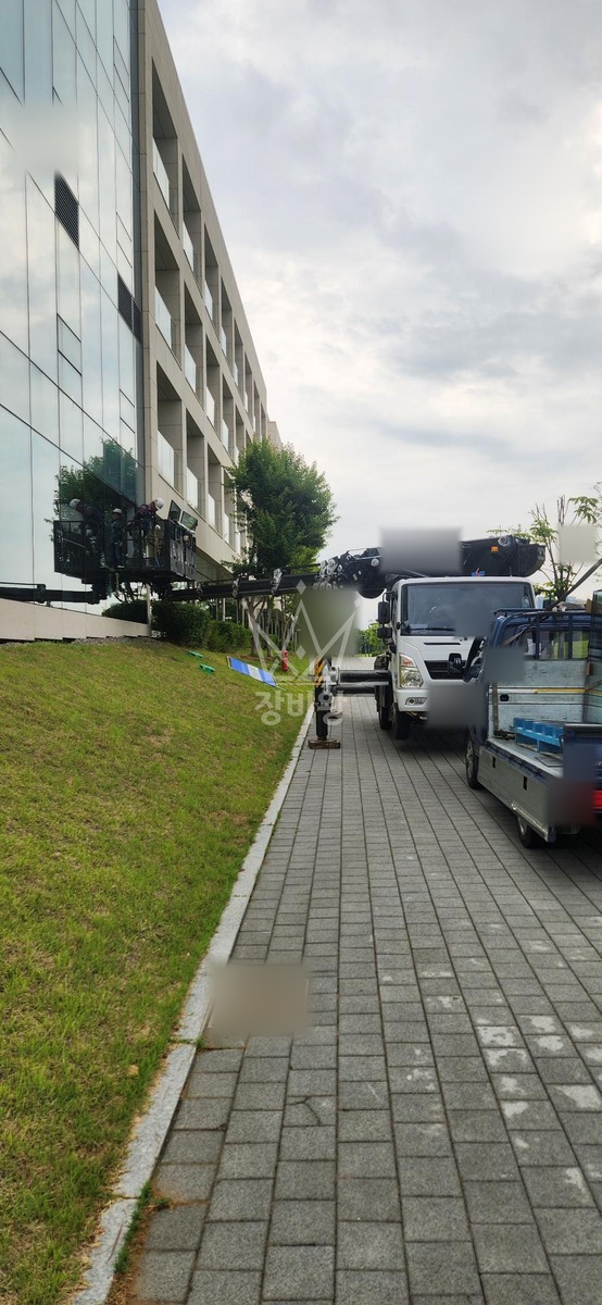 인천 서구 청라동 3.5톤 스카이차 유리교체 작업사진 2