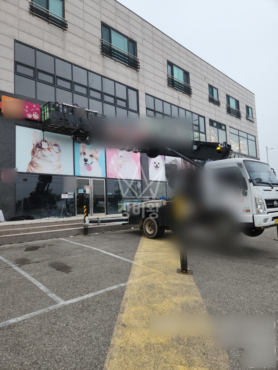 경기 김포시 양촌읍 3.5톤 스카이차 간판/썬팅지팅작업 작업사진 1